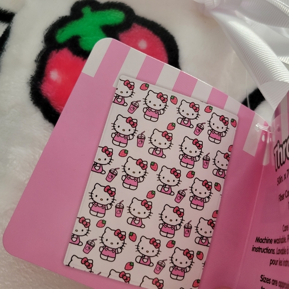 Hello Kitty Blanket Bundle - Picture 5 of 7